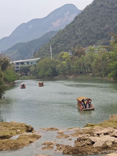 แพท่องเที่ยวในแอ่งน้ำและสะพานที่ทอดผ่านแนวภูเขา