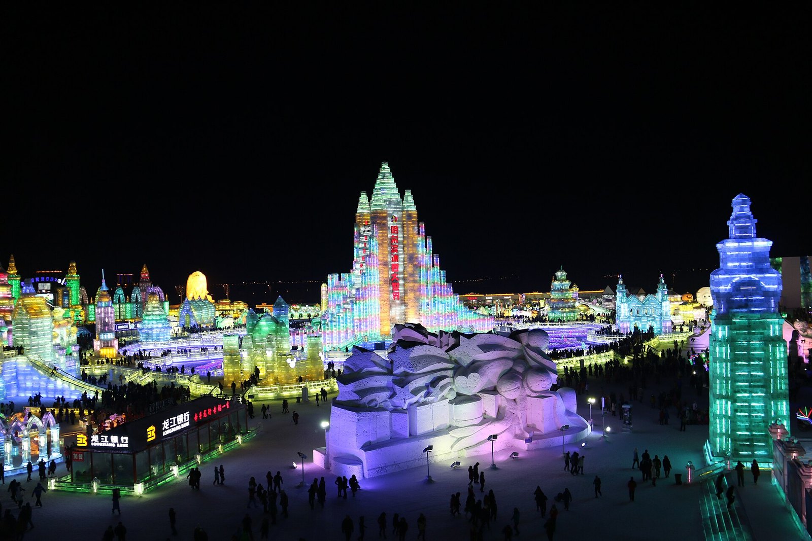 เมืองน้ำแข็งประดับไฟหลากสีในงาน Harbin Ice and Snow World ยามค่ำคืน
